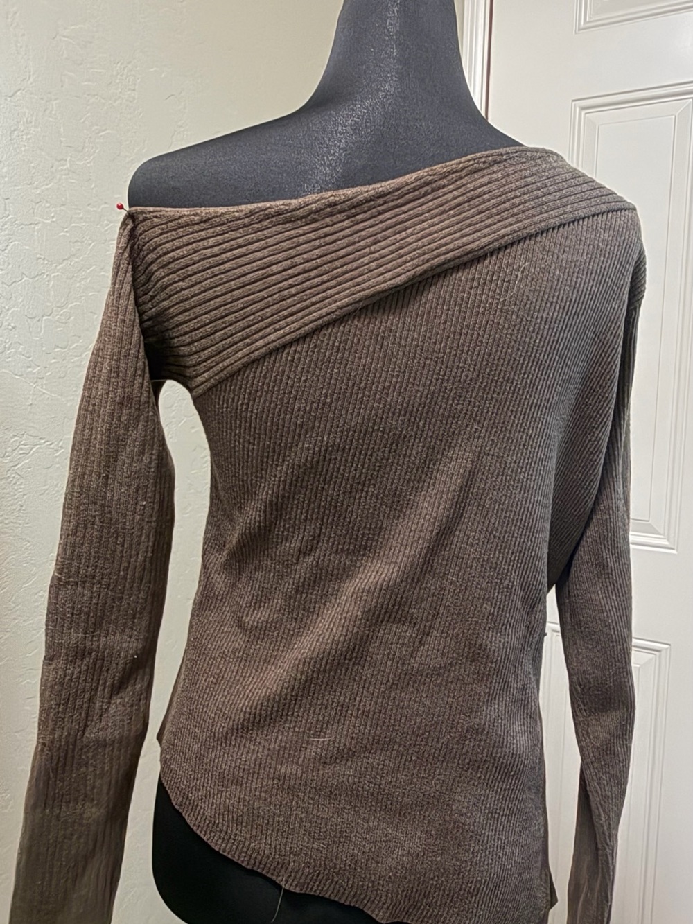 Off-the-Shoulder Ribbed Brown Sweater - Picture 6 of 6